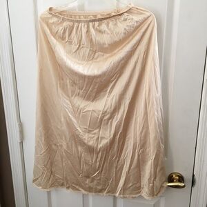 FINAL MARKDOWN Ladies’ adonna half slip (M)